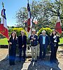 photo des portes-drapeaux devant le monument aux morts
